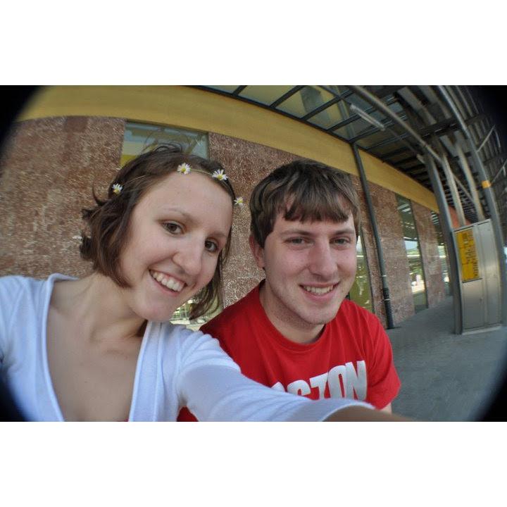 2011 | Traveling by planes, trains and automobiles to see each other 2-3 times a year made each visit more memorable.
***
2 bis 3x pro Jahr besuchten die beiden einander ...Zug, Flug & Autoreisen ahoi