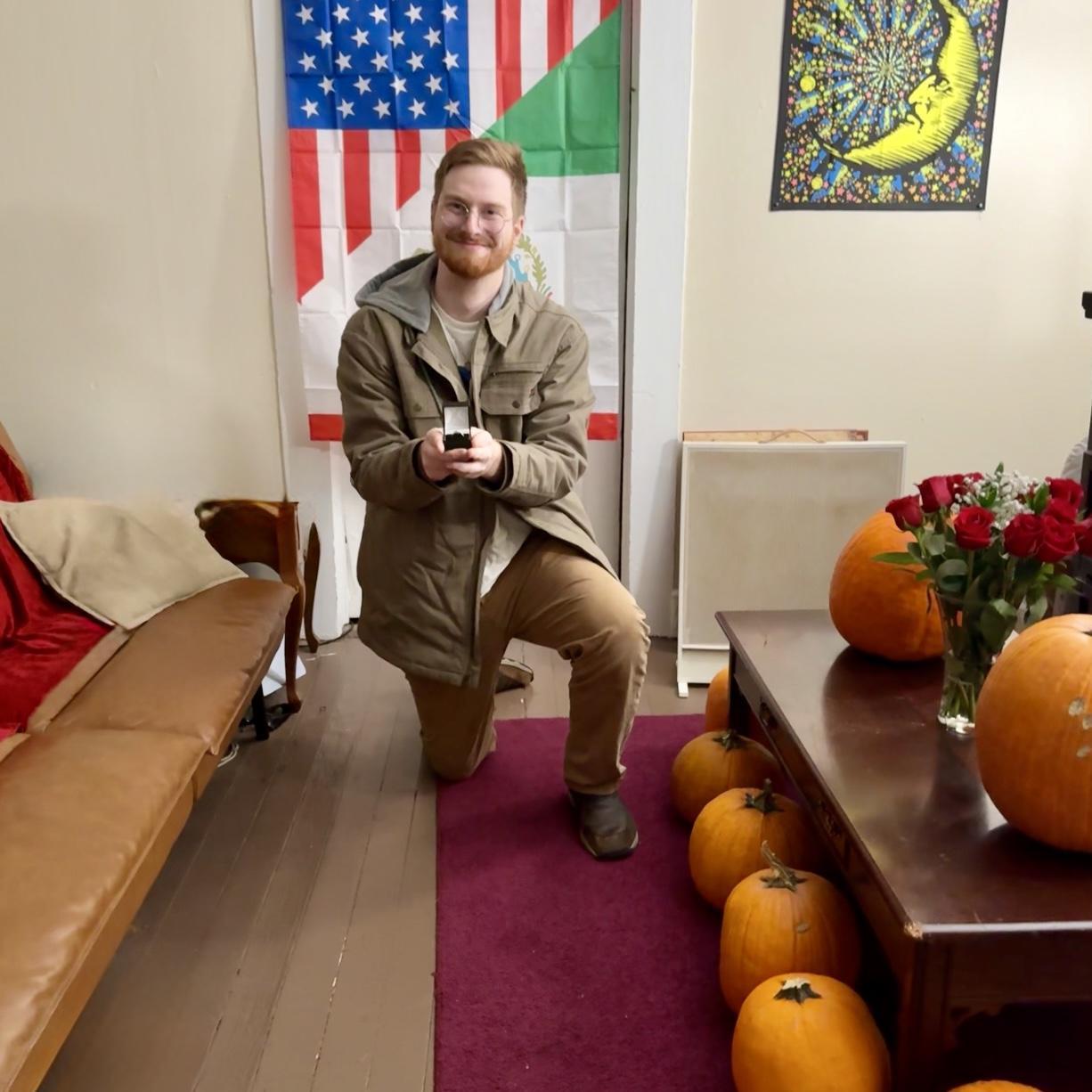 Yes, he knelt down π₯Ήππ¨π»βπ¦°π
Pumpkins are not a wonderful proposal decoration? π