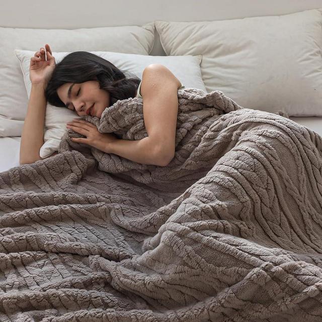 COOVA Luxury Sherpa Blanket Velveteen Soft Blanket King Size 90x102 Inches,3D Jacquard fleece blanket Weave,Super Soft Fuzzy and Cozy Warm Blanket,for Couch Bed Sofa Camping and Outdoor,Taupe