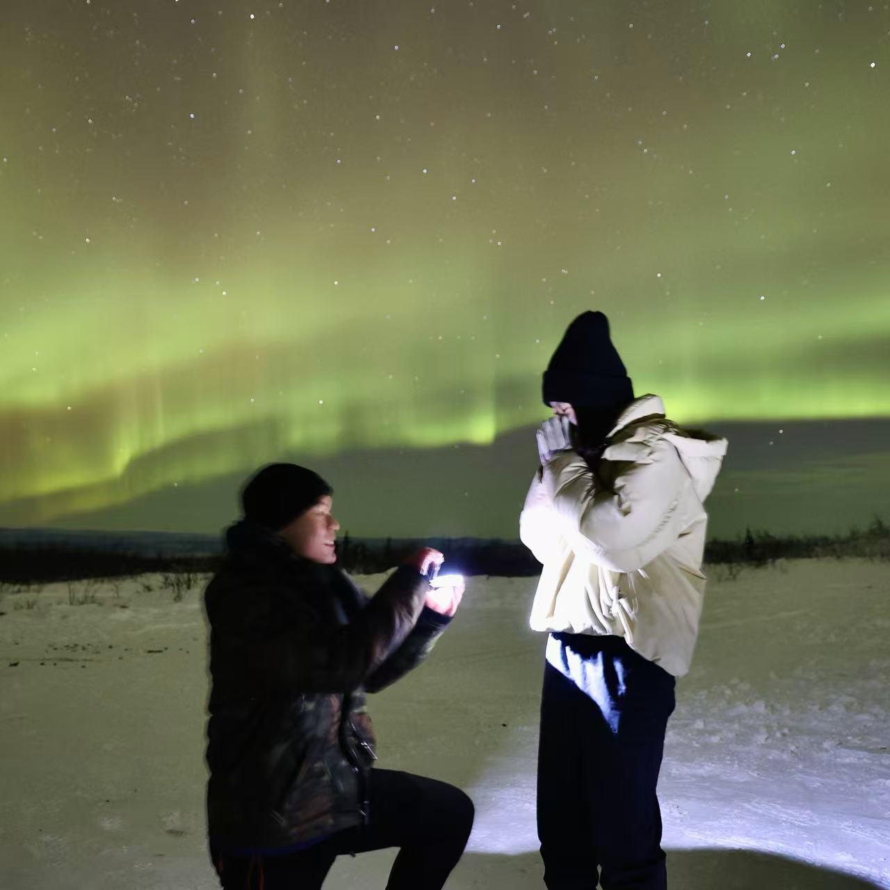 2022年12月18日，他在阿拉斯加的极光下求婚了，这是我能想到最浪漫的求婚方式。On December 18, 2022, Chi proposed under the Northern Lights in Alaska, surrounded by falling snow — the most romantic proposal I could ever imagine.