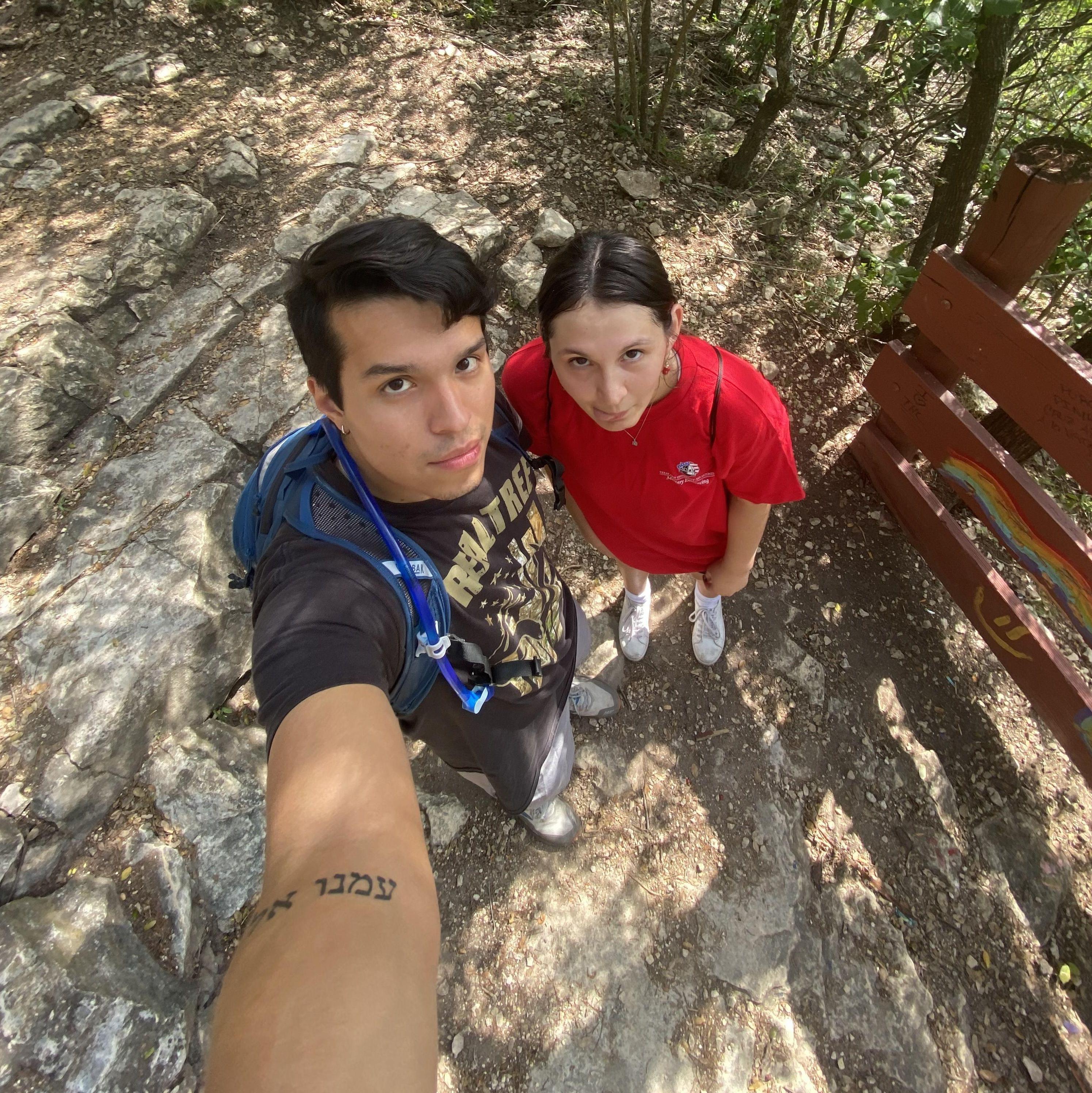Hiking dates! / ¡Citas de senderismo!