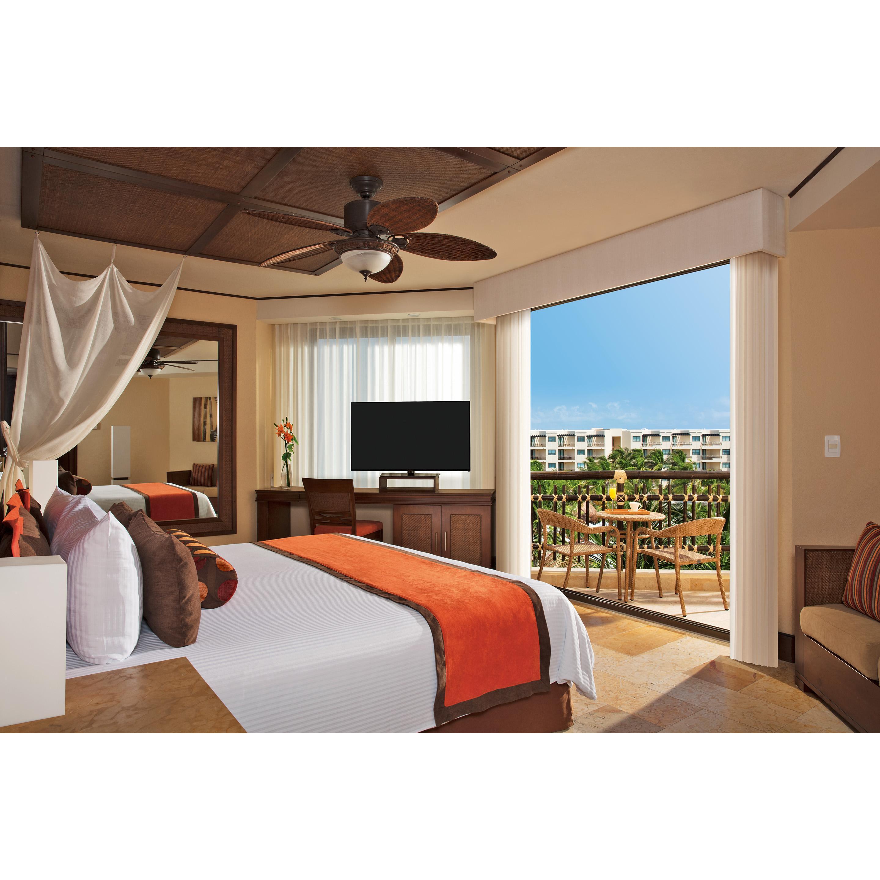 Premium Deluxe Garden & Tropical View-
-One king-size bed or two double beds
-Indoor hydrotub
-Garden and tropical views
-452 ft2 / 42 m2