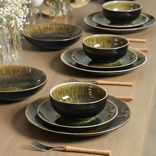 Riley 16-Piece Dinnerware Set, Service for 4