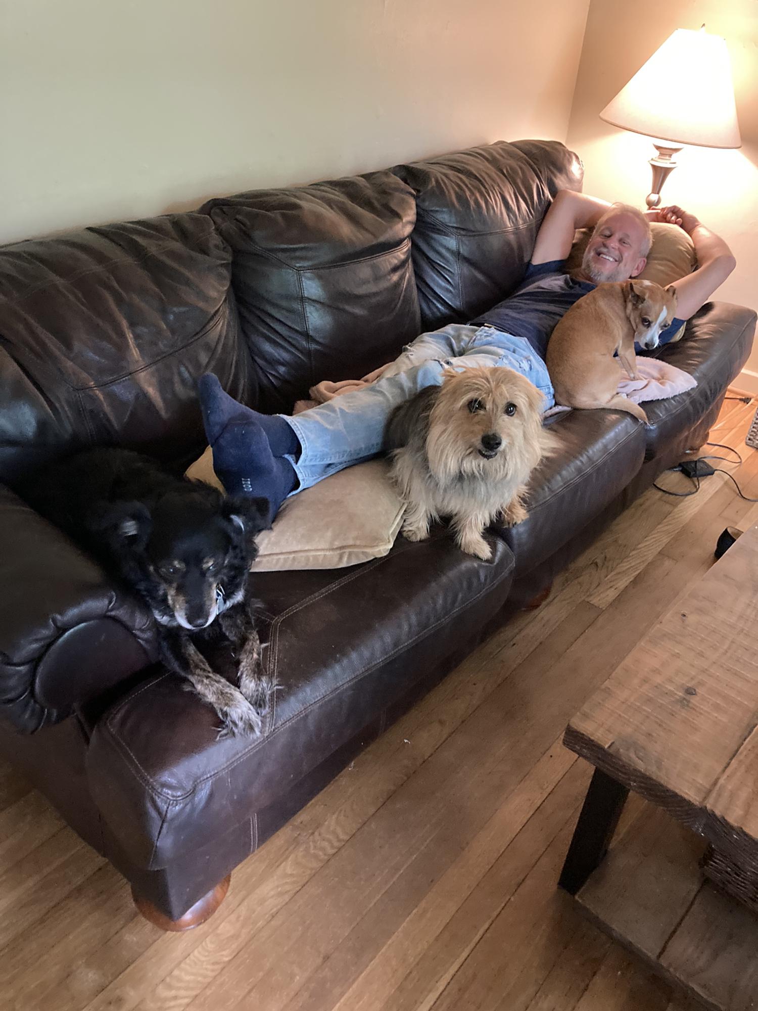 Mark with his new stepdaughters LOL... From left to right: Yui, Little, and Dixie