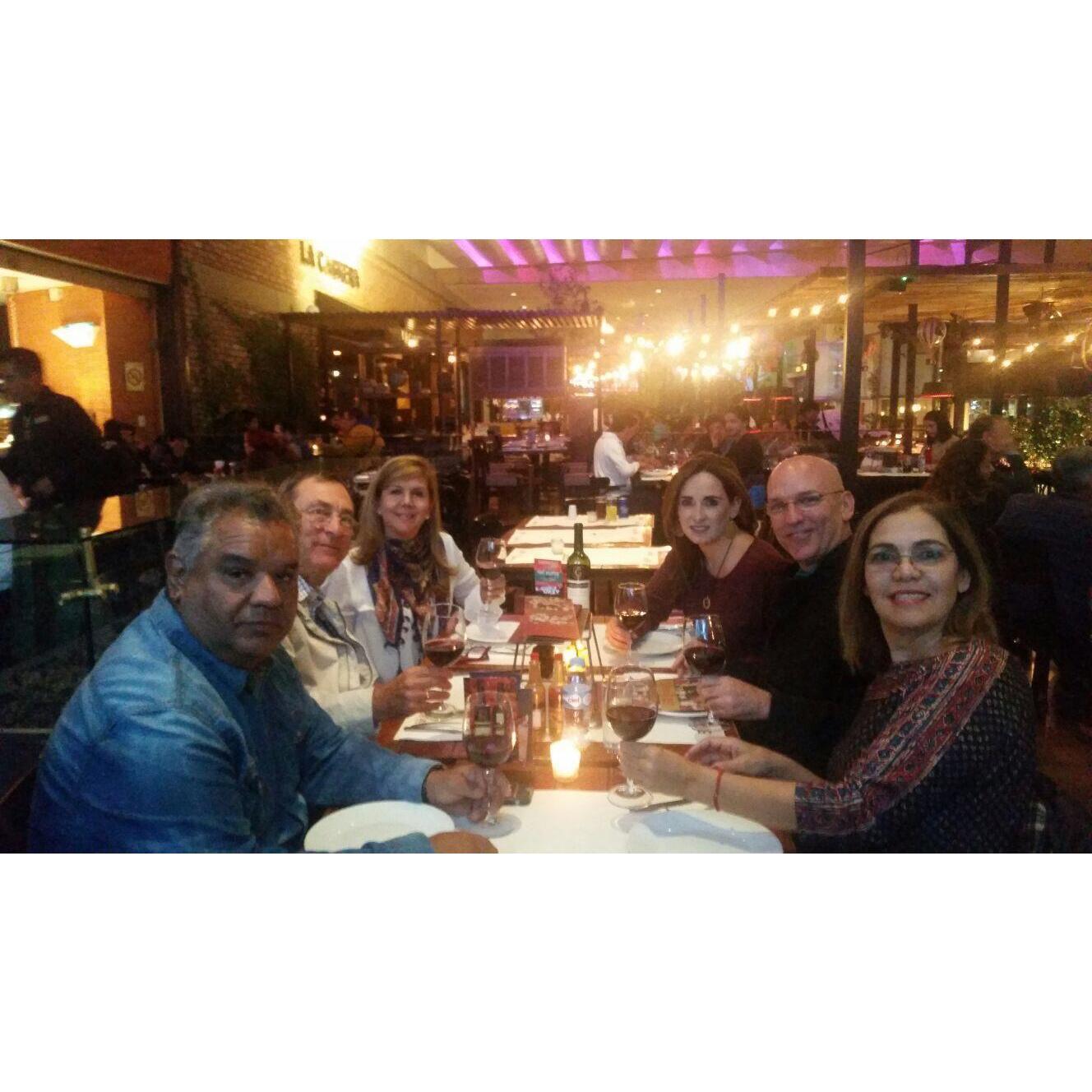 Con los primos Alexandra y Tomás Mieres, y nuestros buenos amigos Cirabel y Michael Barron.