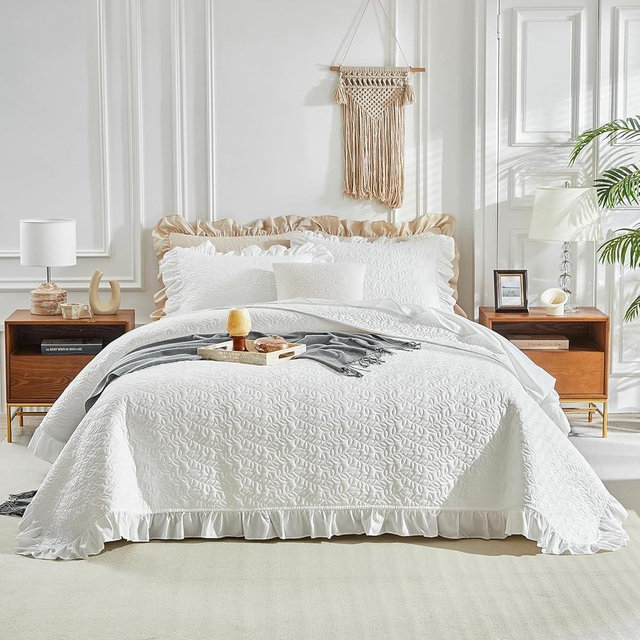 Ruffled Quilt Set Queen Size 96 * 96in - 3 Pieces Solid Shabby Chic Farmhouse Ruffles Bedding Rustic Coverlet & Sets Lightweight Fluffy Summer Oversized Bedspread with Shams for Women Men - White
