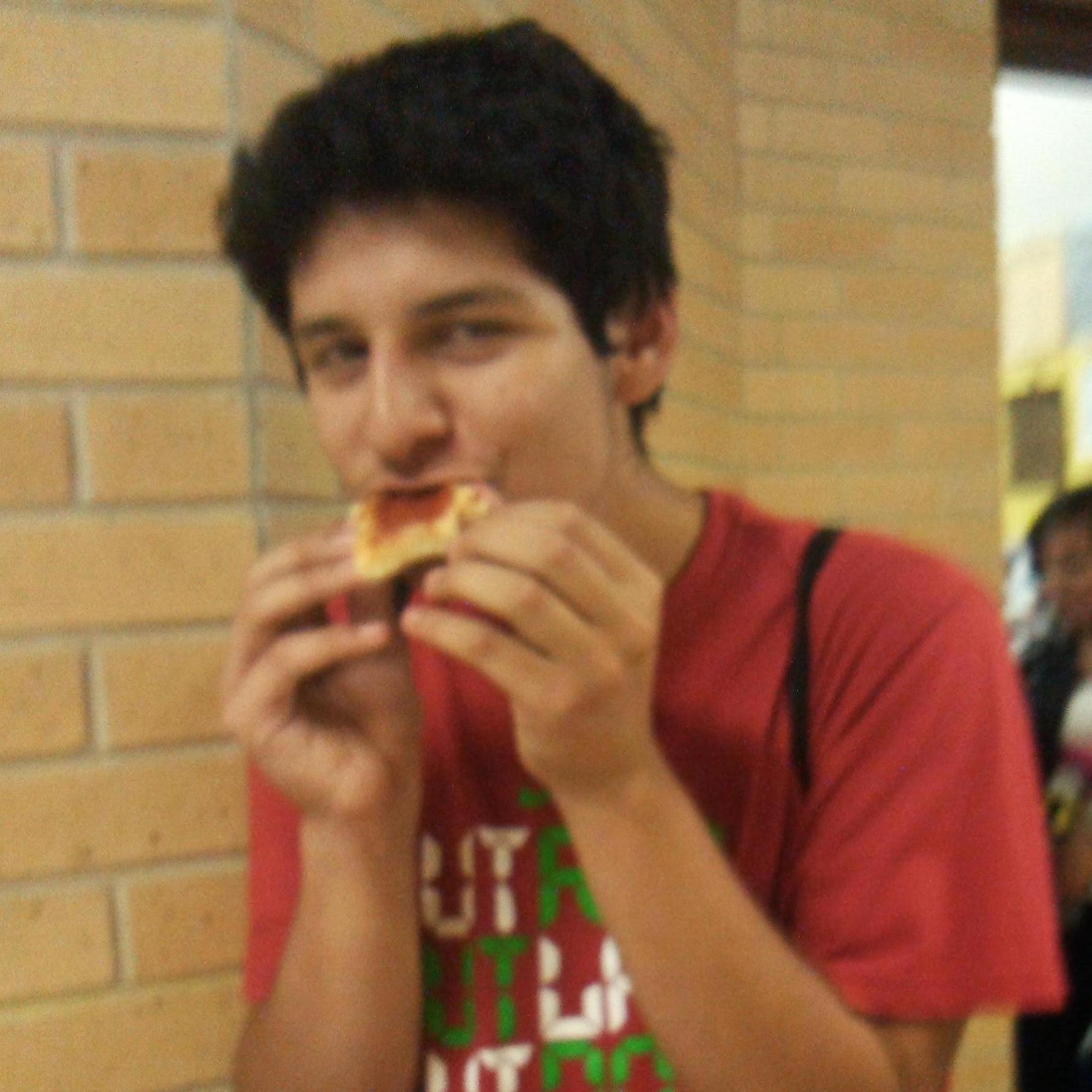 Mmmm I LOVE pizza! 

Mmmm me ENCANTA la pizza!