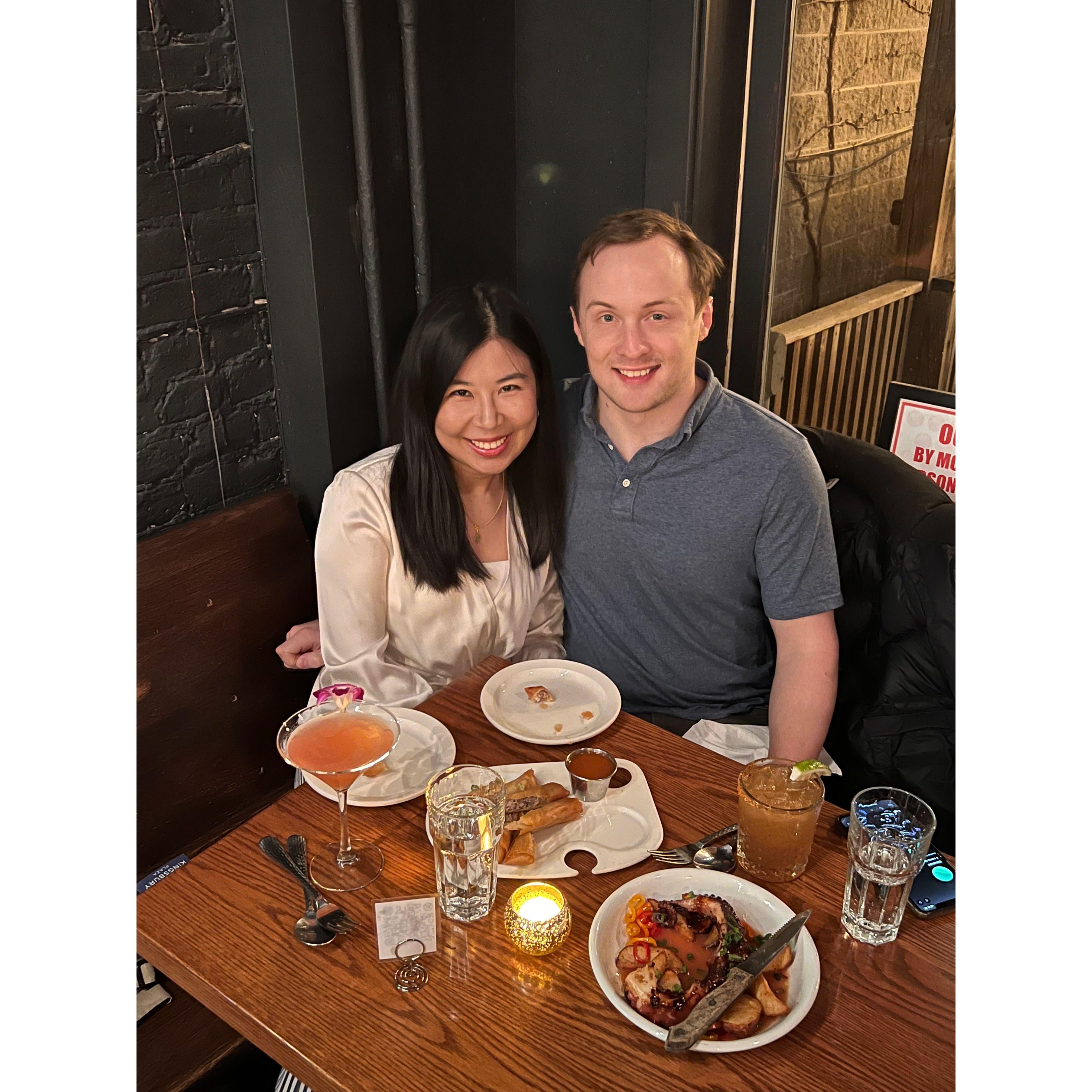 They went out to dinner again (no jet lag this time) 一起吃喝玩乐（没有再打哈气啦）