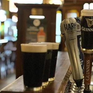 Honeymoon in Ireland - Drinks at an Irish Pub