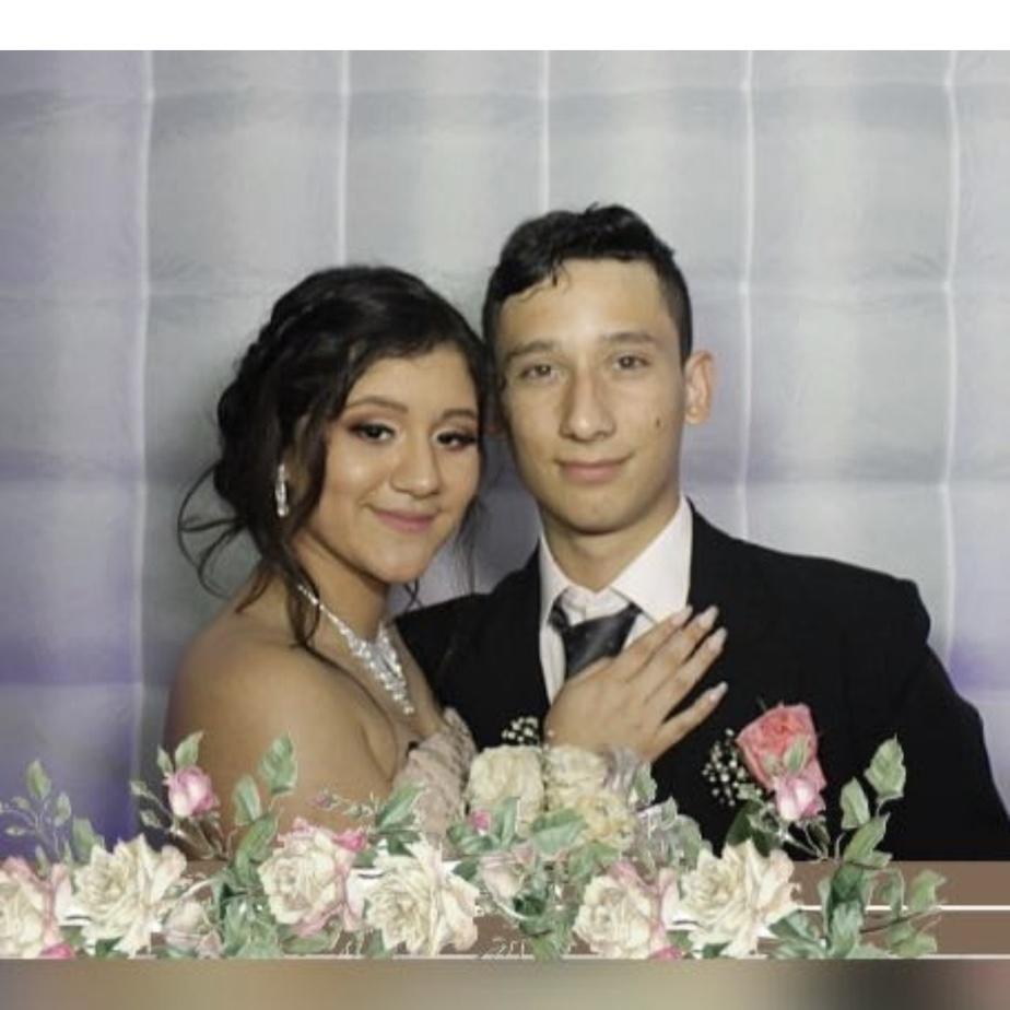 Nos graduamos juntos de la preparatoria, listos para enfrentar la vida adulta de la mano.