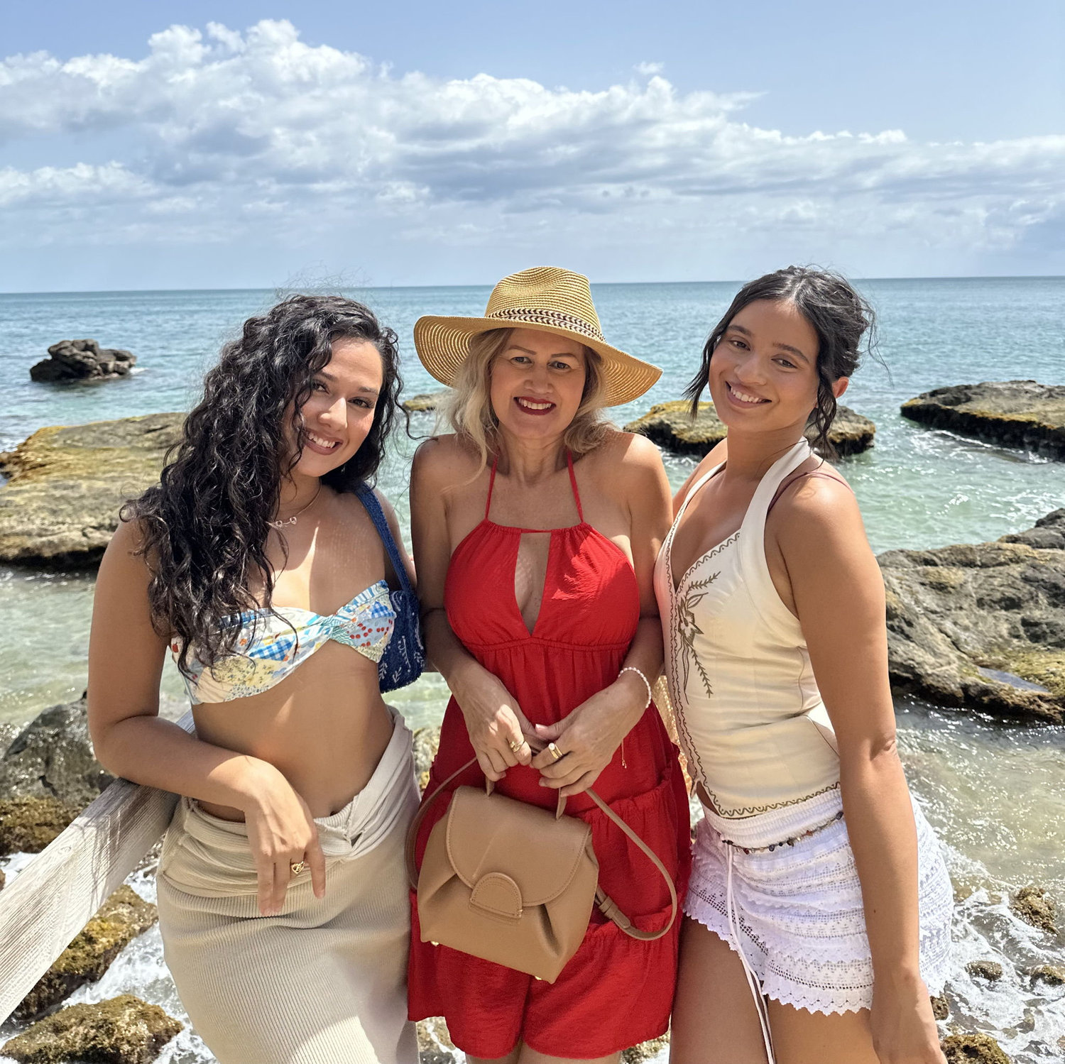 Marilyn y sus 2 hijas, Bianca y Brianna en la playa.