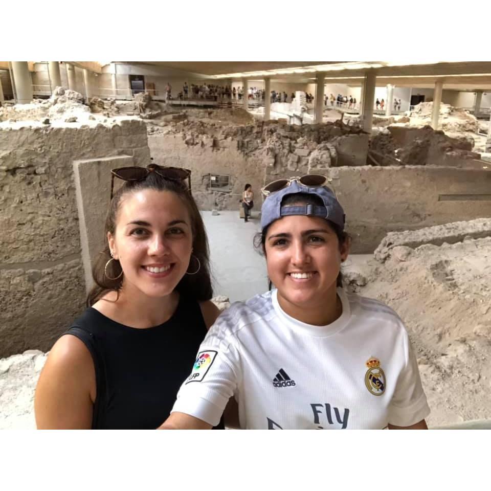Exploring Ancient Ruins / Explorando Ruinas Antiguas