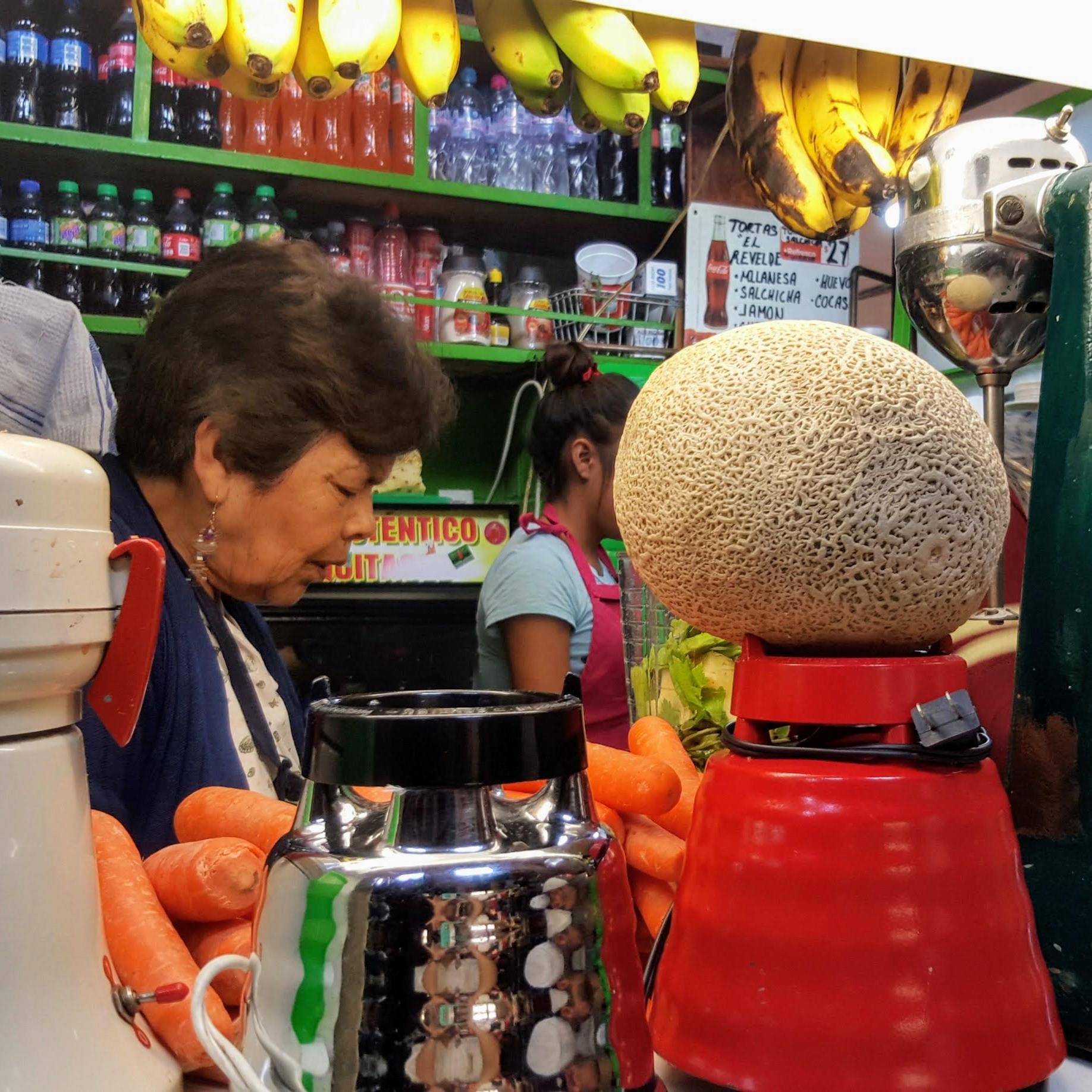 La "doñita de los jugos" en el mercado. Para probar los jugos más frescos y refrescantes del pueblo. Recomendación de la novia.