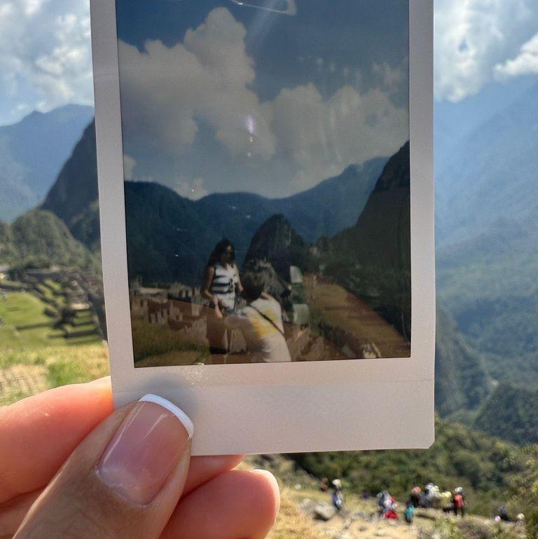 Polaroid tomada por la madre de Mariale en el momento de la pedida (2025)