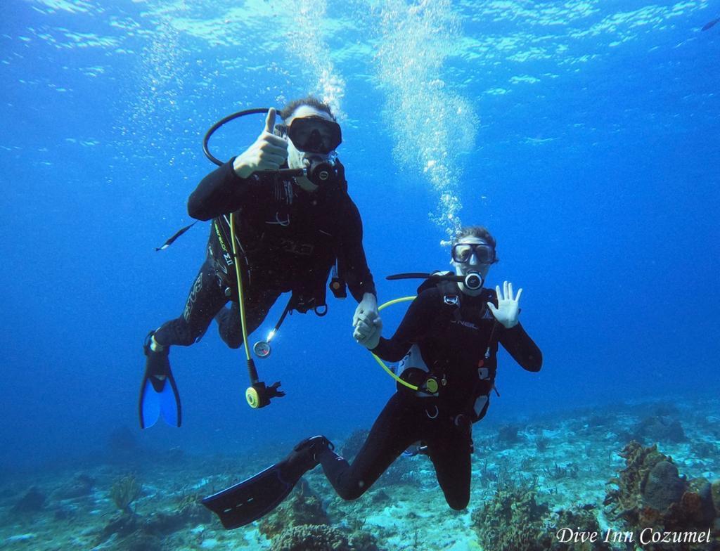 Matthew and Mendolyn scuba diving in Mexico 2023