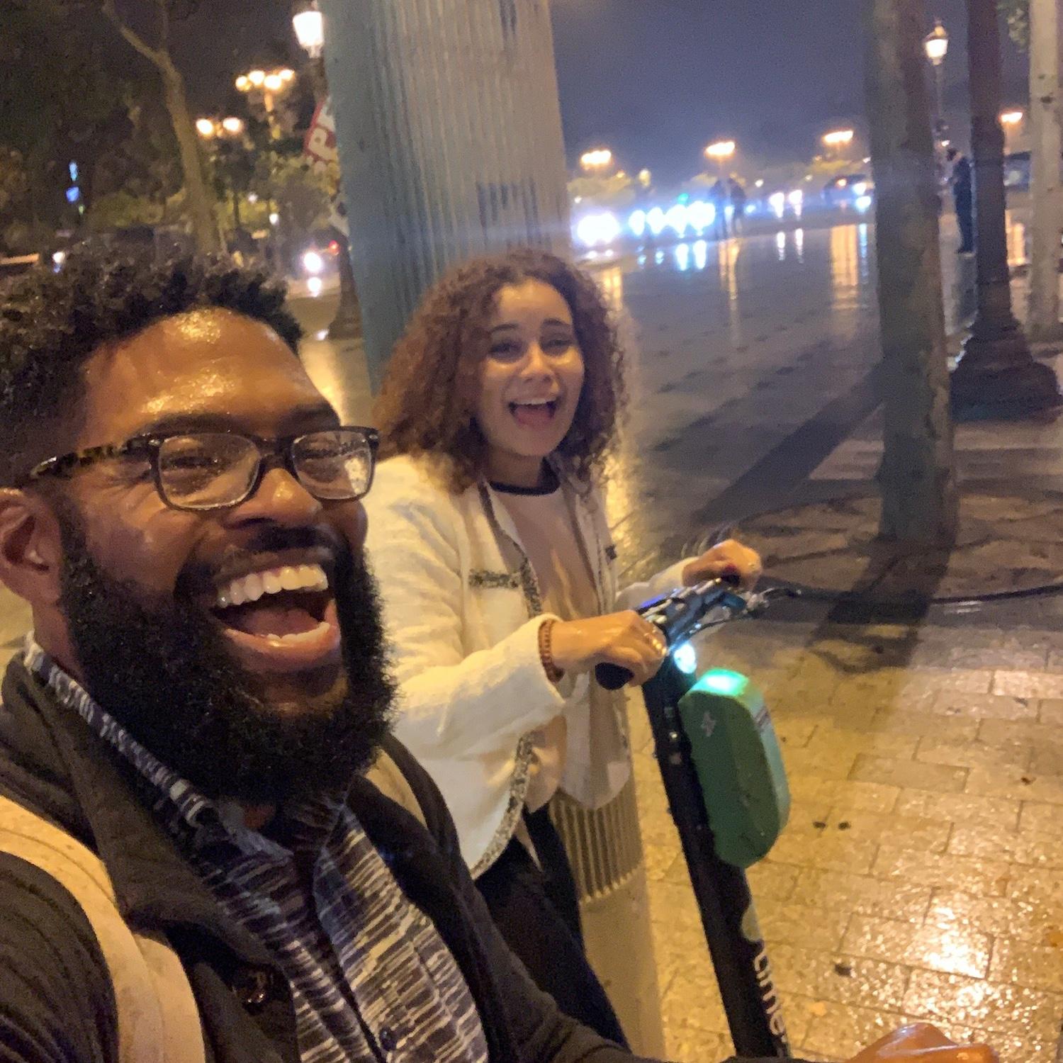 Our most romantic non-romantic trip together. We went to Paris (still friends) seconds later I fell off the scooter in front of the Arc of Triomphe😆
Nuestro primer más romántico no romántico viaje