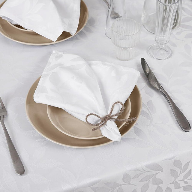 WARM HOME DESIGNS 54 x 72 Inch Jacquard Rectangular Tablecloth with 6 Matching Decorative Napkins Included. White Tablecloth with Leaf Design for Rectangle Tables for Wedding Decor. CA White 54x72
