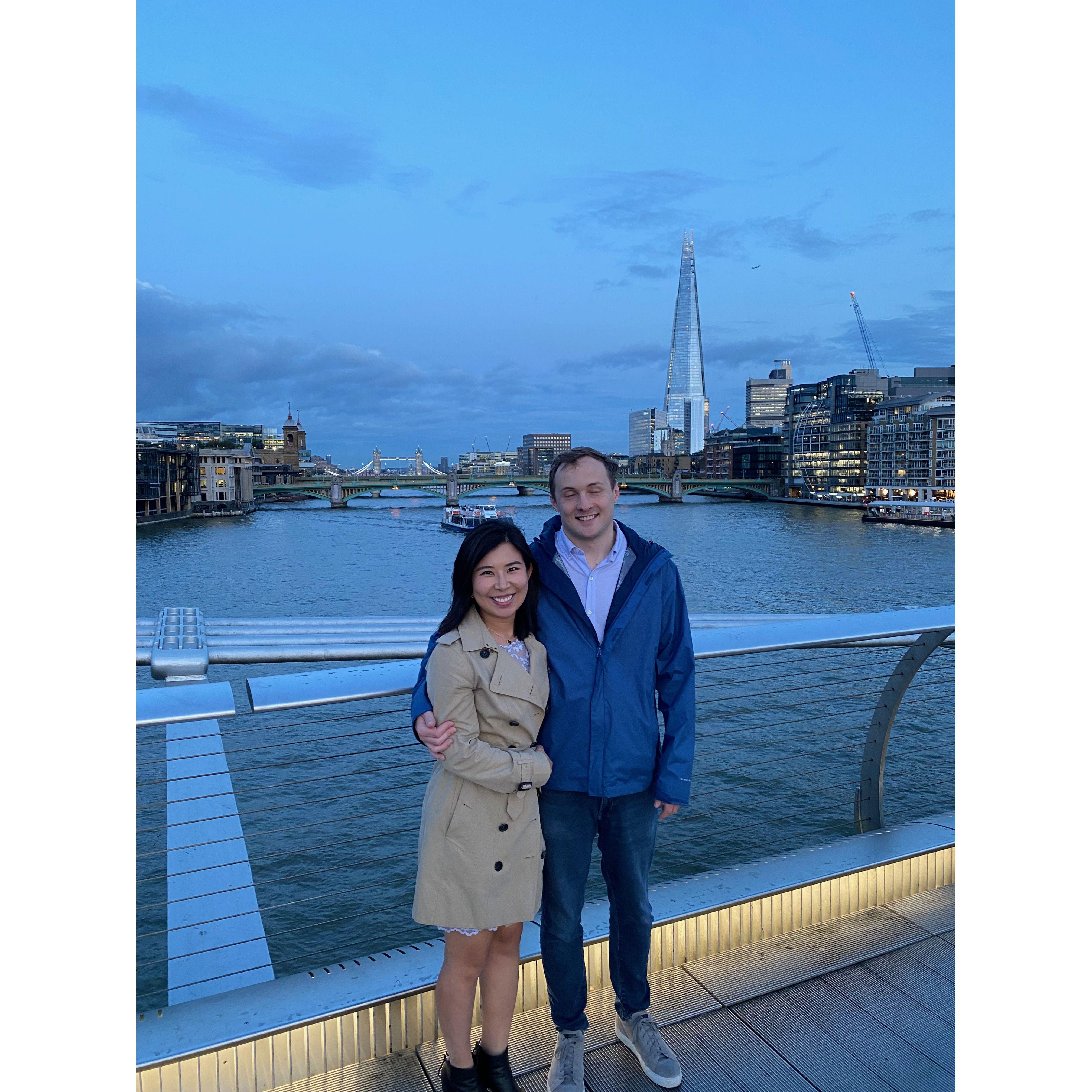 Diana tagged along on one of Conor’s work trips to London. 他们一起走遍了伦敦！