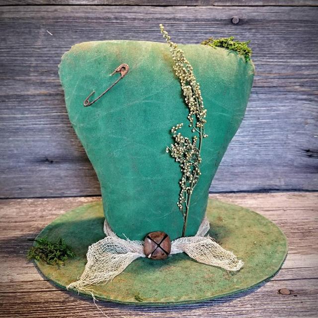 Primitive Leprechaun Hat Tablesitter ~ St Patrick's Day Decor ~ Irish Decor ~ Irish Decorations ~ Green Decorations ~ St Patty's Day Decor