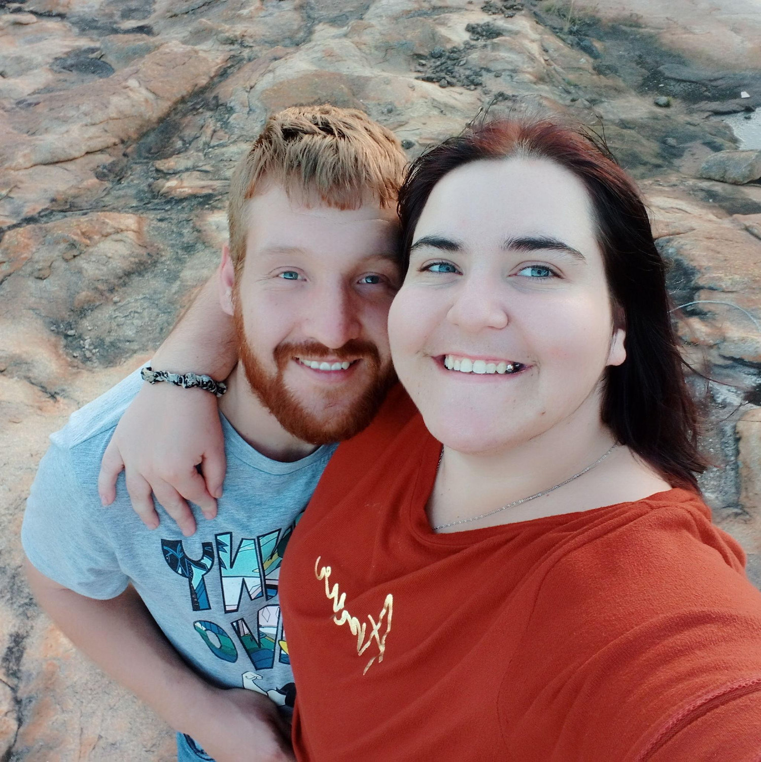 "Daar het Pierre sy innerlike pikkewyn gevind en my gevra soos ’n pikkewyn sy lewensmaat kies – met die mooiste klippie. Ek het net daar gedink: selfs National Geographic sou jaloers gewees het op ons romantiese, klippie-glinster-oomblik!" 🐧💖😂