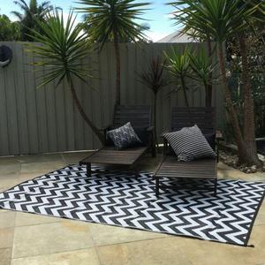 SPARTA BLACK/WHITE Outdoor/Indoor Plastic Rug/Mat Waterproof Mod (6" x 9")