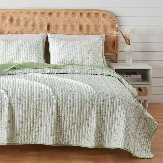 Great Bay Home Floral Full/Queen Quilt Set with Shams, Green Floral Bedding Set, All-Season, Lightweight Bedspread. Reversible, Farmhouse Bedding. (Full/Queen, Flora)