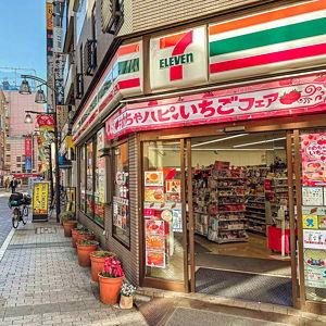Japanese 7-Eleven Snack Run