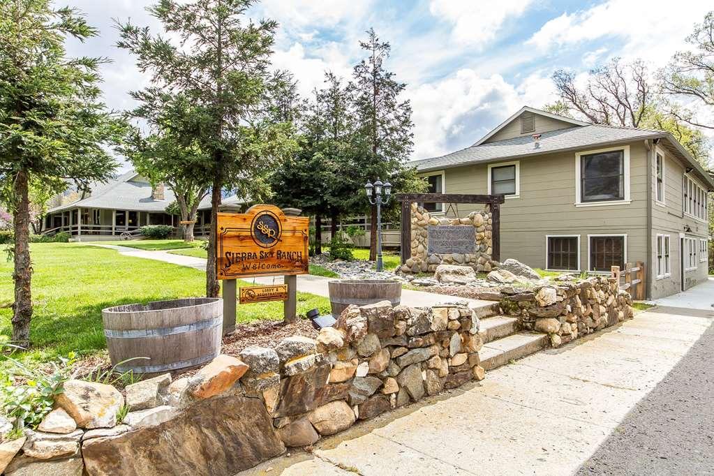 The Wedding Website of Madeline Swart and Nathaniel Lloyd