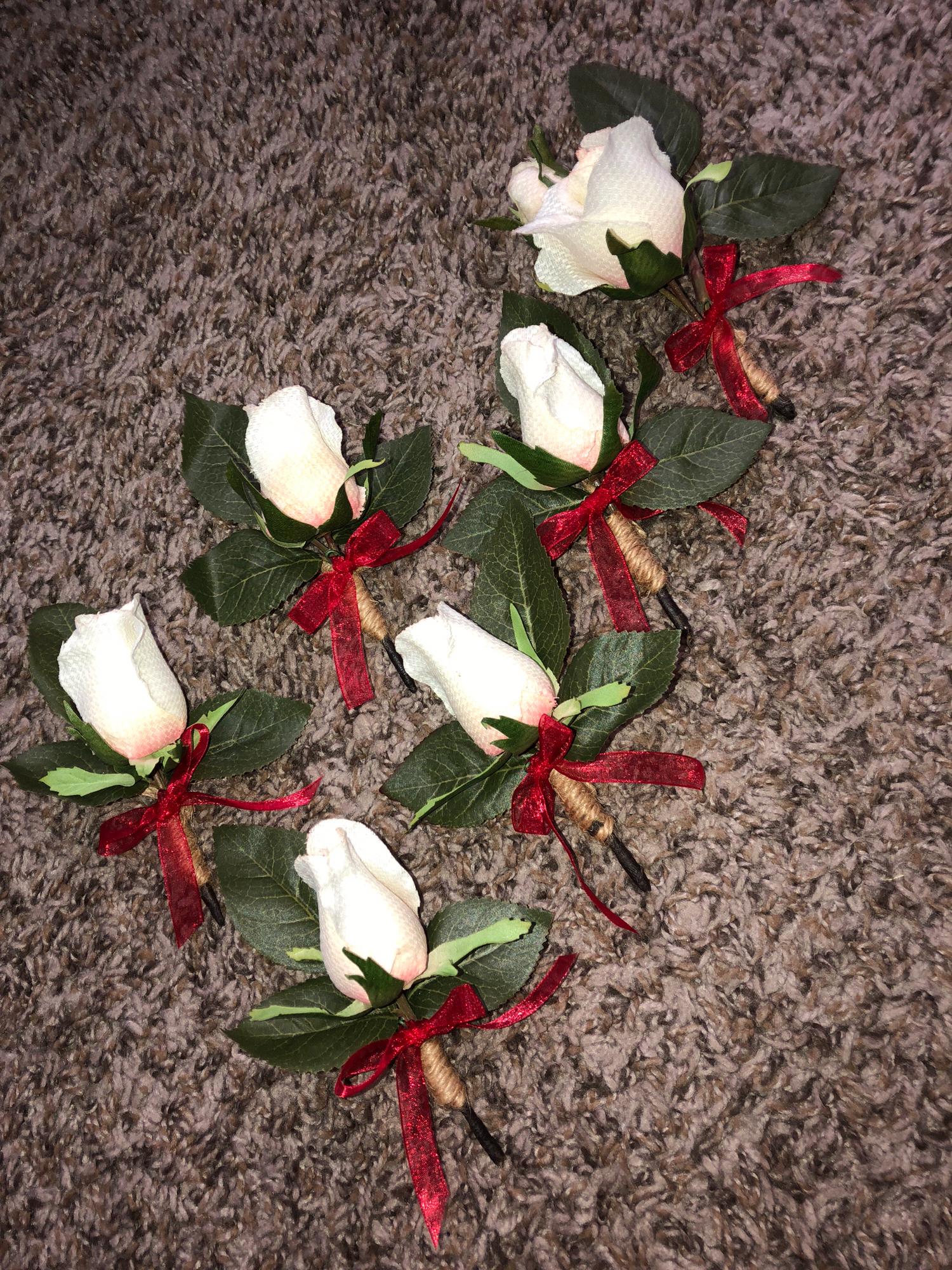 Groomsmen boutonnières and Caleb’s boutonnière