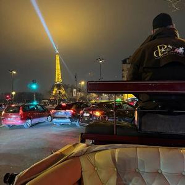 Passeio romântico de carruagem pelas ruas de Paris