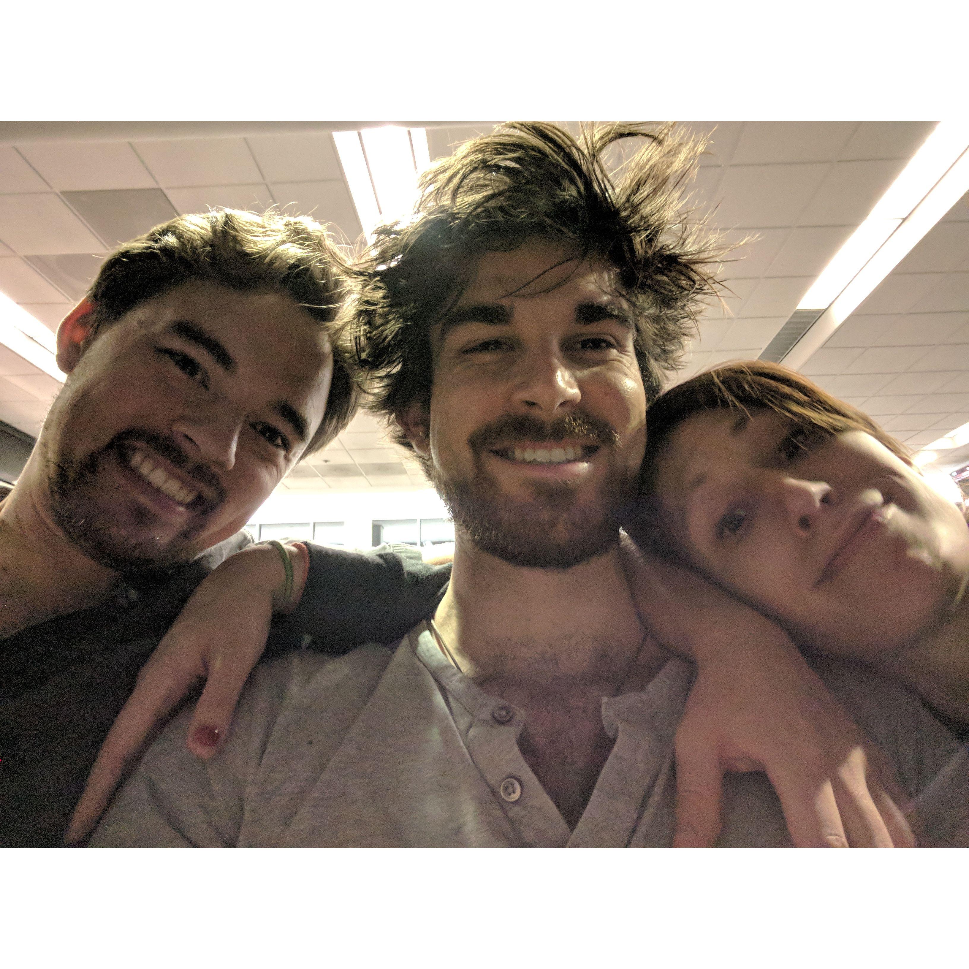 Waiting in airport terminals with Zkak