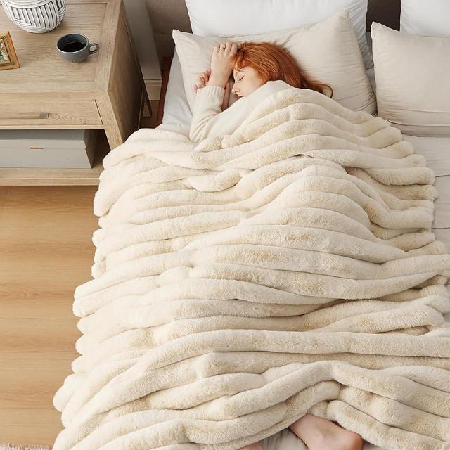 Bedsure Faux Fur Throw Blanket, Beige Thick and Warm Blanket for Winter, Fuzzy Elegant Fluffy Decoration Blanket for Sofa, Couch and Bed, Cozy Soft Luxury Blanket 50x70 inches