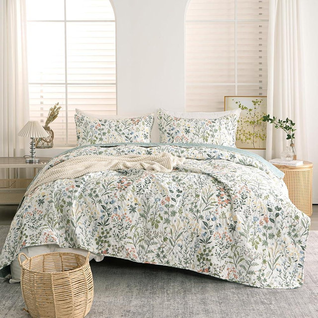 TISPLR Floral Quilt Set 3 Pieces Soft Microfiber Lightweight Bedspread Queen Quilt Bedding Set Garden Style Green Red Botanical Flowers Quilt Set for All Seasons 1 Quilt and 2 Pillow Shams