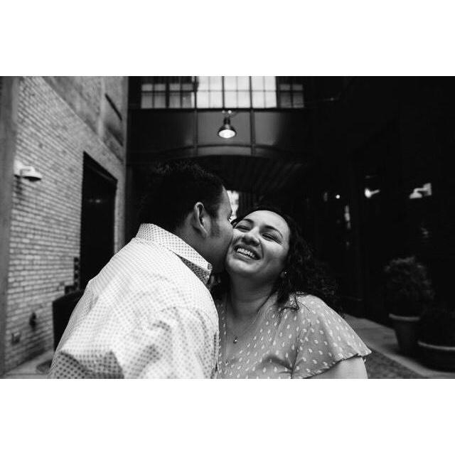Besos!

Photo by Chettara Hunter
https://chettaratphotography.com