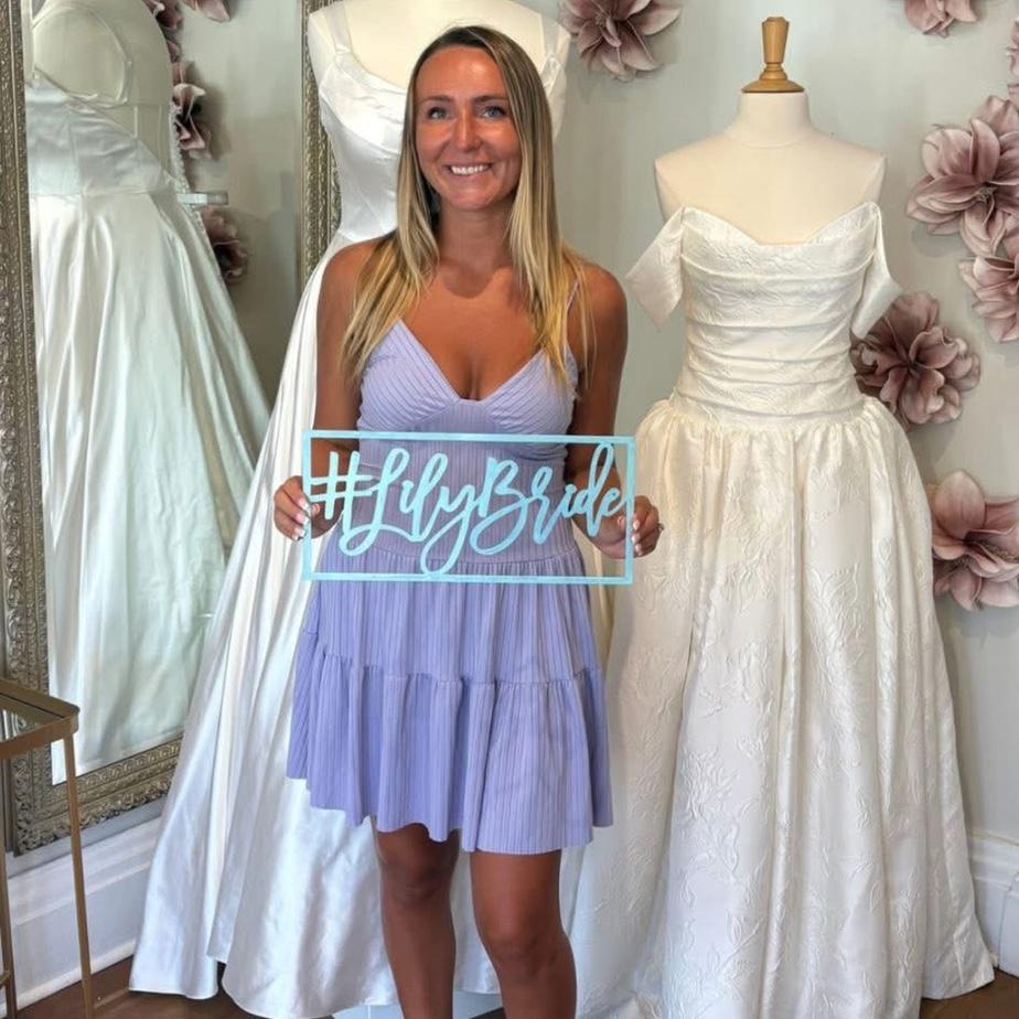 Amanda said yes to the dress with Averi, Brooke, and Hayly (via FaceTime)!
