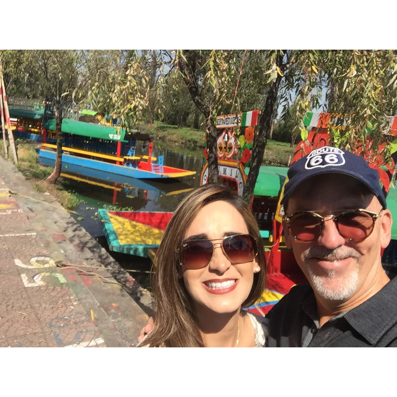 A punto de partir hacia altamar (jeje) en Xochimilco, México.