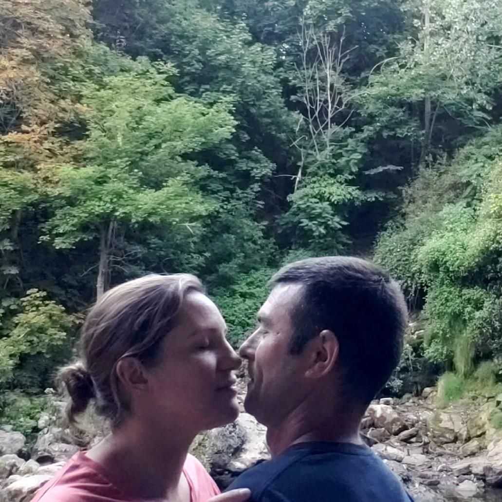 Kisses on one of our date night hikes!