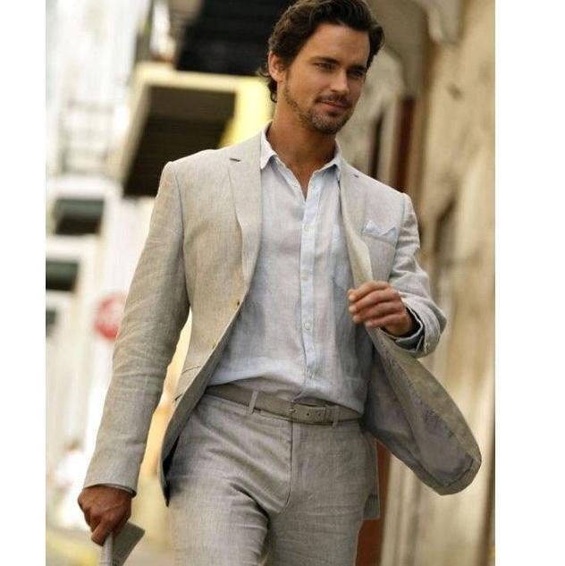 Hombres: Estilo tropical chic – Pantalón y chaqueta de lino en color beige, combinados con una camisa blanca.  Men: Tropical chic style – Beige linen pants and jacket paired with a white shirt.