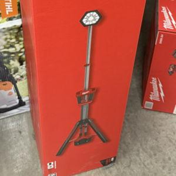 Milwaukee Dual Power Tower Light