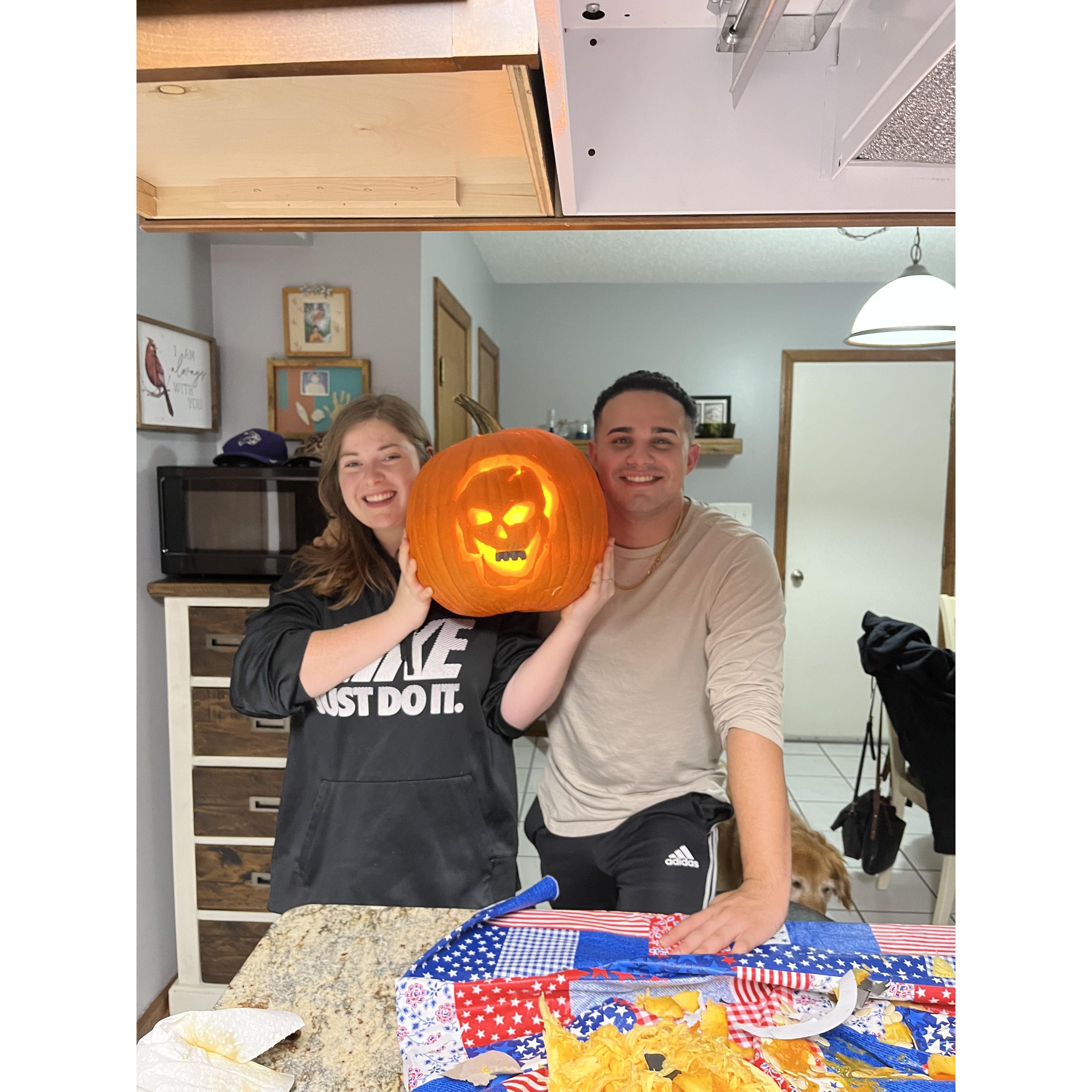 Daniel's first-time carving a pumpkin for Halloween!  

Primera vez Daniel haciendo calabazas para Halloween.