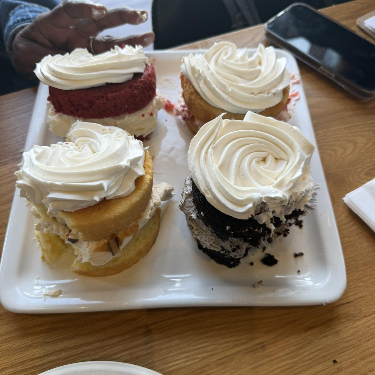 The cake has been found!!! Thanks to the LGBTQ-friendly www.delicious-cakes.com