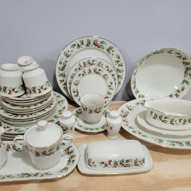 Royal Gallery / The Trimmings Holly Christmas Japan Fine China Dinnerware - Pick