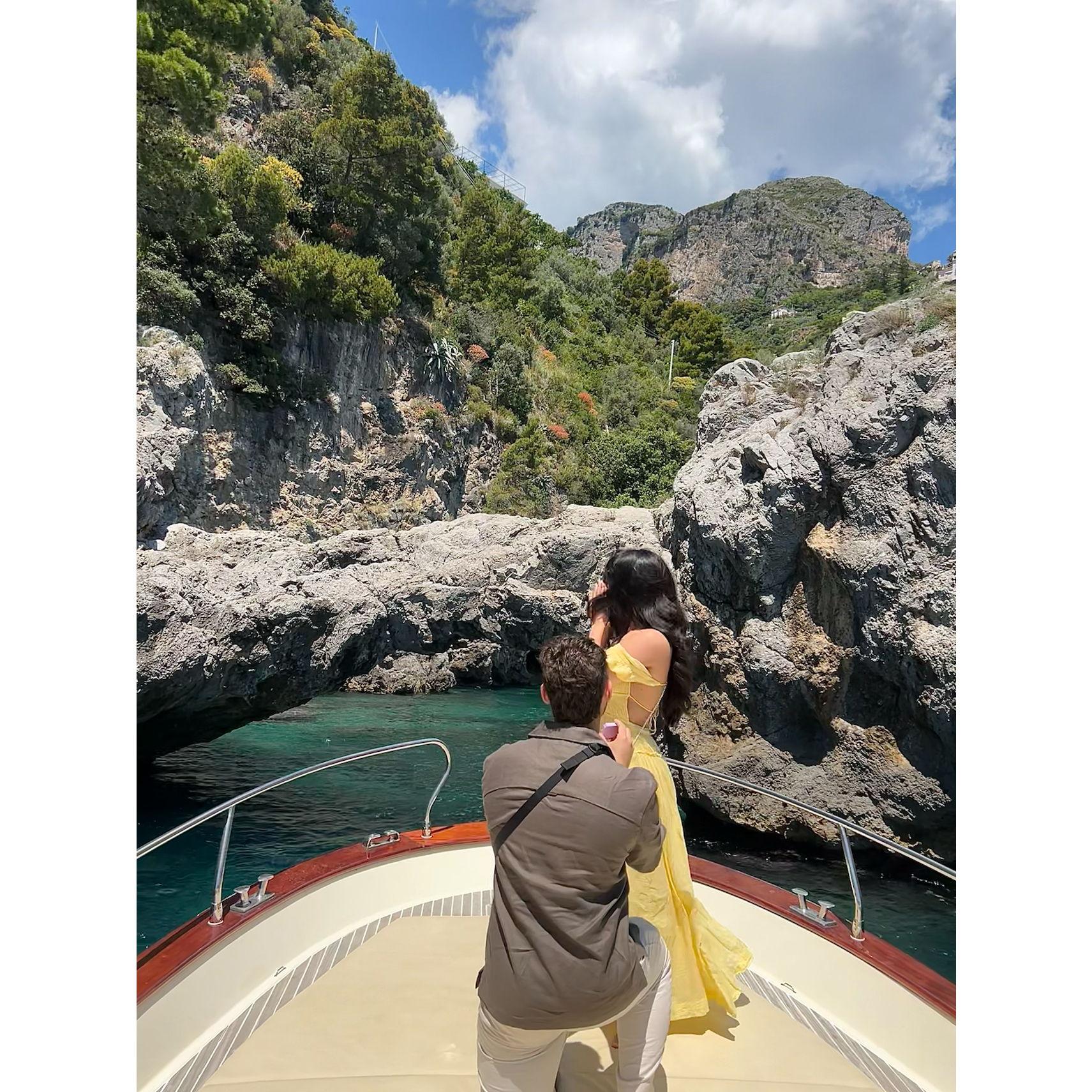 He proposed to me in May 2025 in Italy on the Amalfi Coast! ------ ¡Me propuso matrimonio en Mayo de 2025 en Italia!