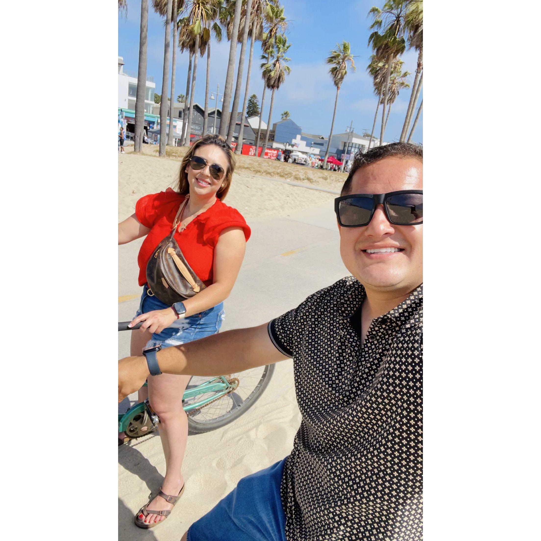 Alex and Donna are always up for a bike ride! Catch them with their beach cruisers around town. ¡Alex y Donna siempre están listos para a hacer un paseo! Véalos con sus bicicletas por la ciudad.
