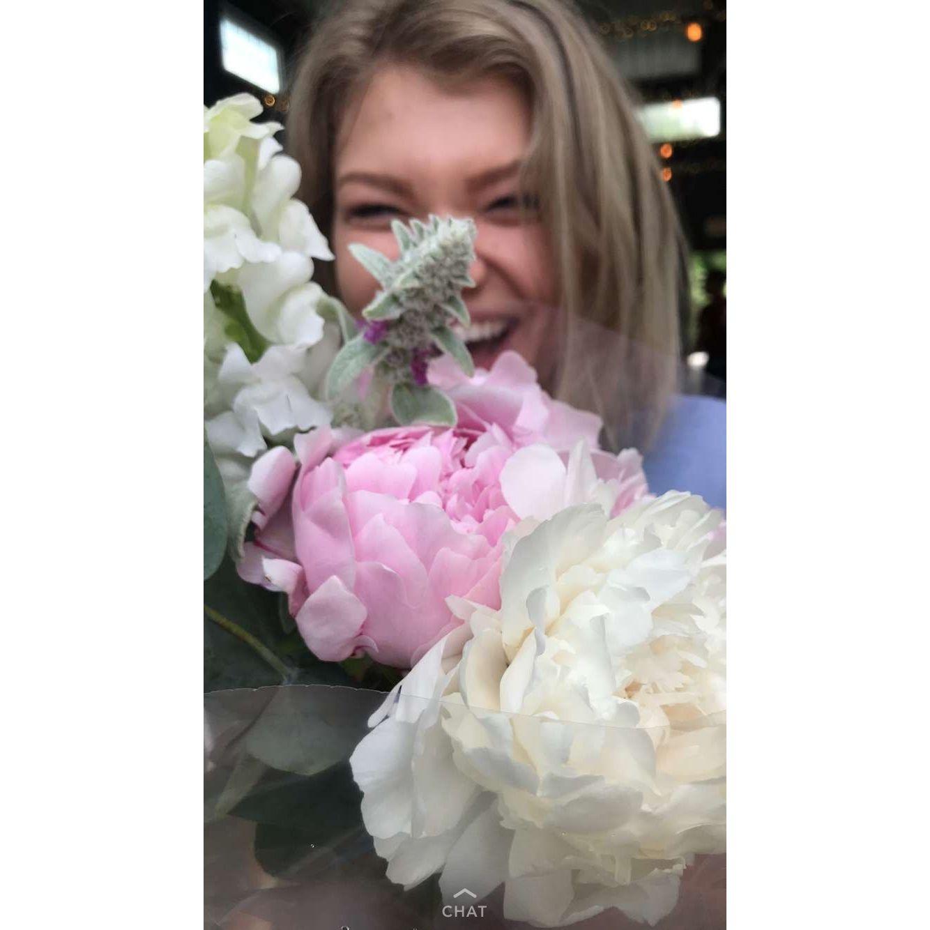 One date that Warren planned very early on: Warren brought Alexa to a Peony farm to create a bouquet of her favorite flowers.