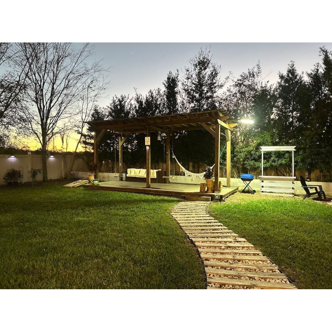 Yard and ceremony area. / El patio y area de ceremonia.