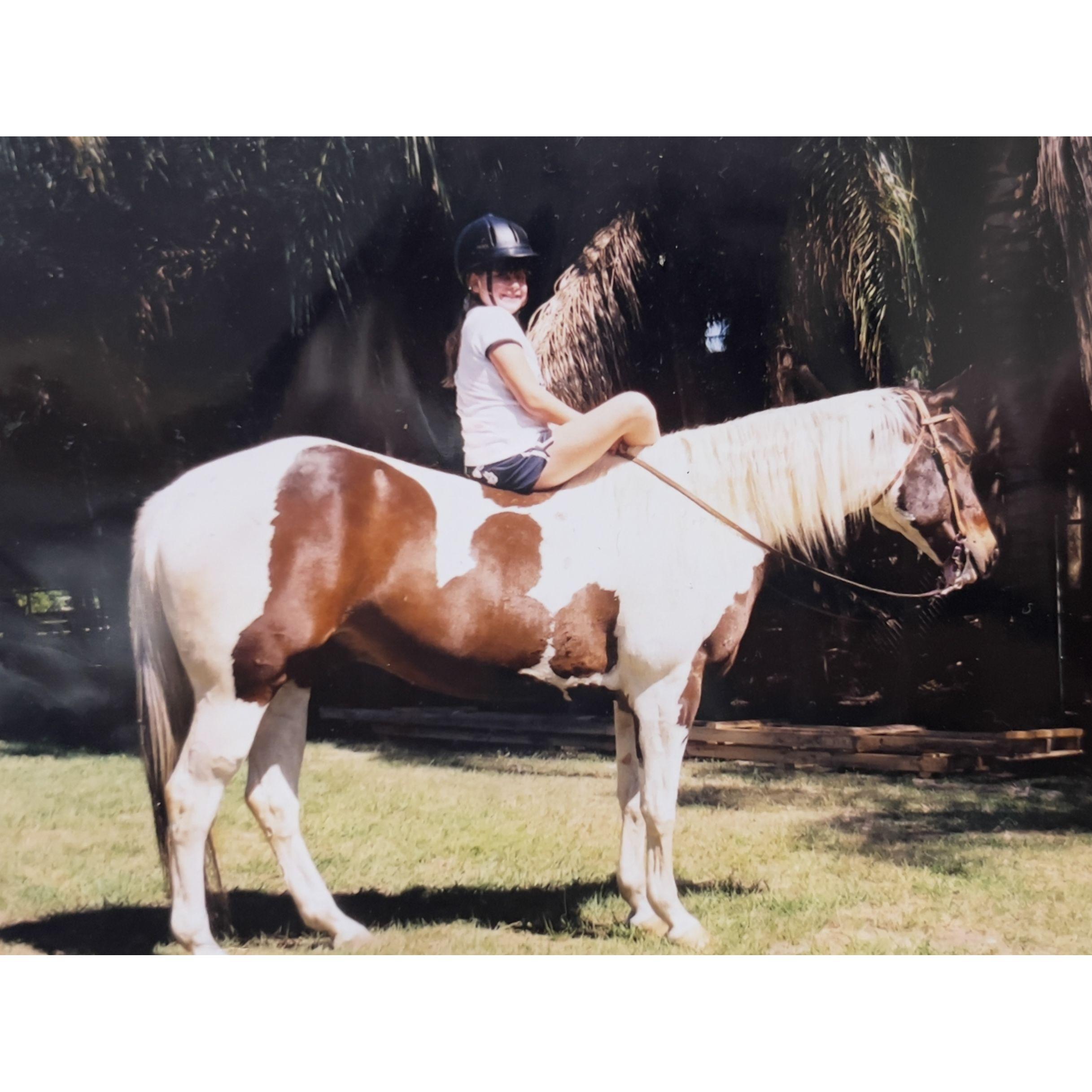 Jessica has loved horseback riding since she was a child. 제시카는 어렸을 때부터 말 타는 것을 좋아했어요.