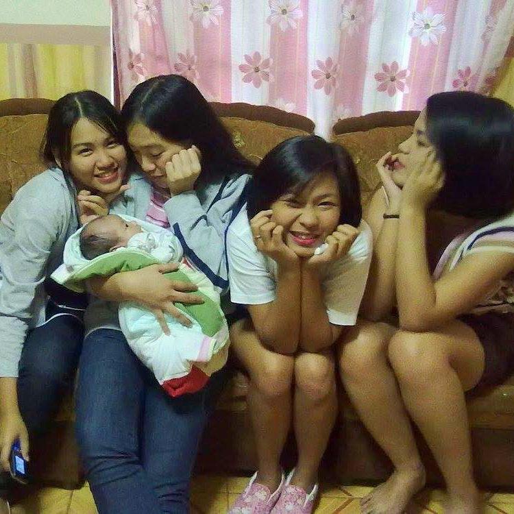 Darlynne with her college bestfriends. Jillard, Alma and Meliza. (From right). College bestfriends turned bridesmaids.