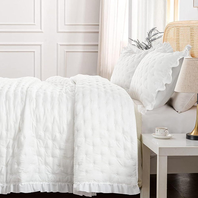 HIARUO 3-Piece King Quilt Set - Soft Warm Ultrasonic Reversible Pleated Ruffled Coverlet Bedspread Set (104 x 90 Inch) with 2 Pillow Sham (20 x 36 Inch), White