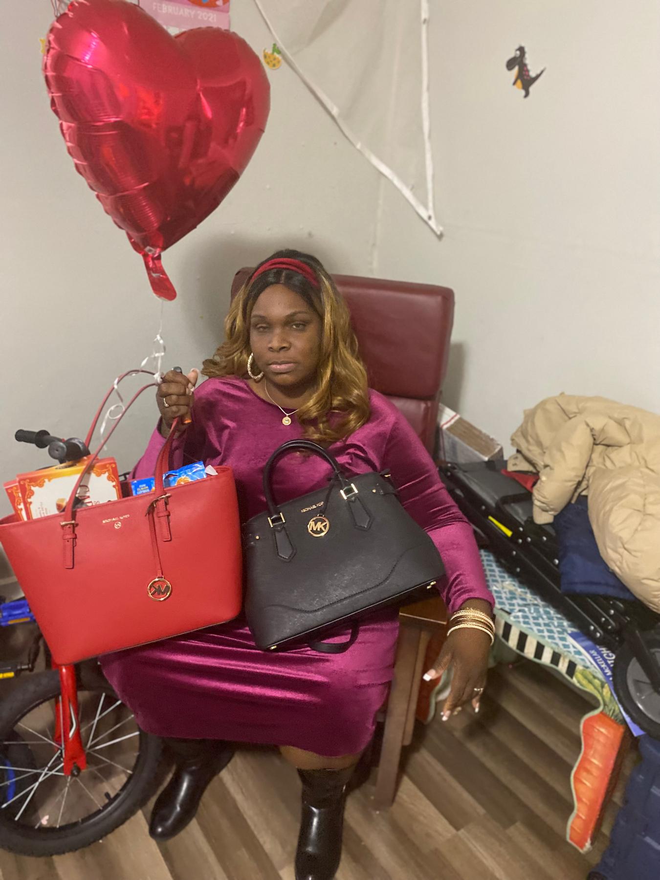 Pre-Christmas gifts from Willie- sweeping his girlfriend off her feet a month before he proposed!